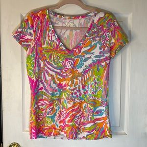 EUC Lilly Pulitzer M multi-colored cap sleeves seashell print top.